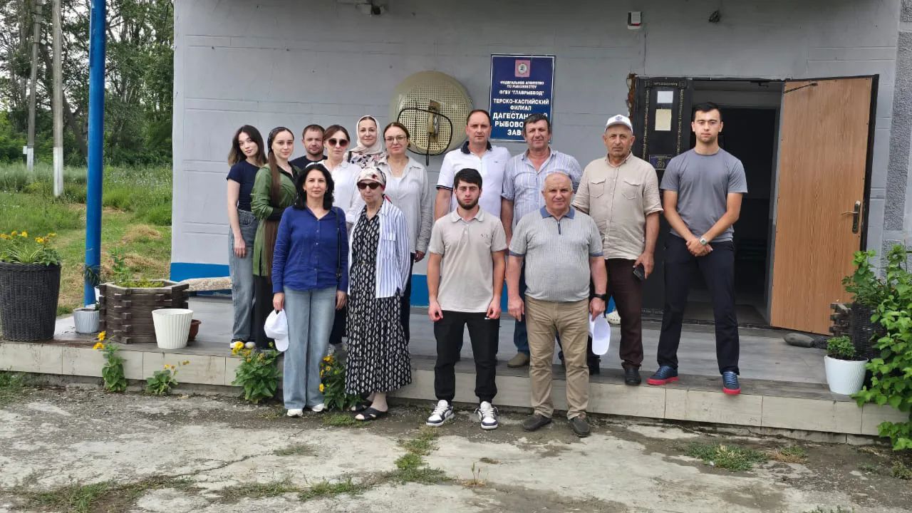 Студенты ДГУ выпустили молодь русского осетра в реку Сулак