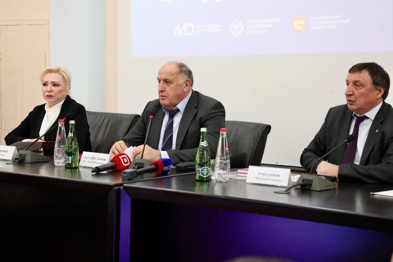 В ДГУ наградили активных студентов благодарностями Правительства РД