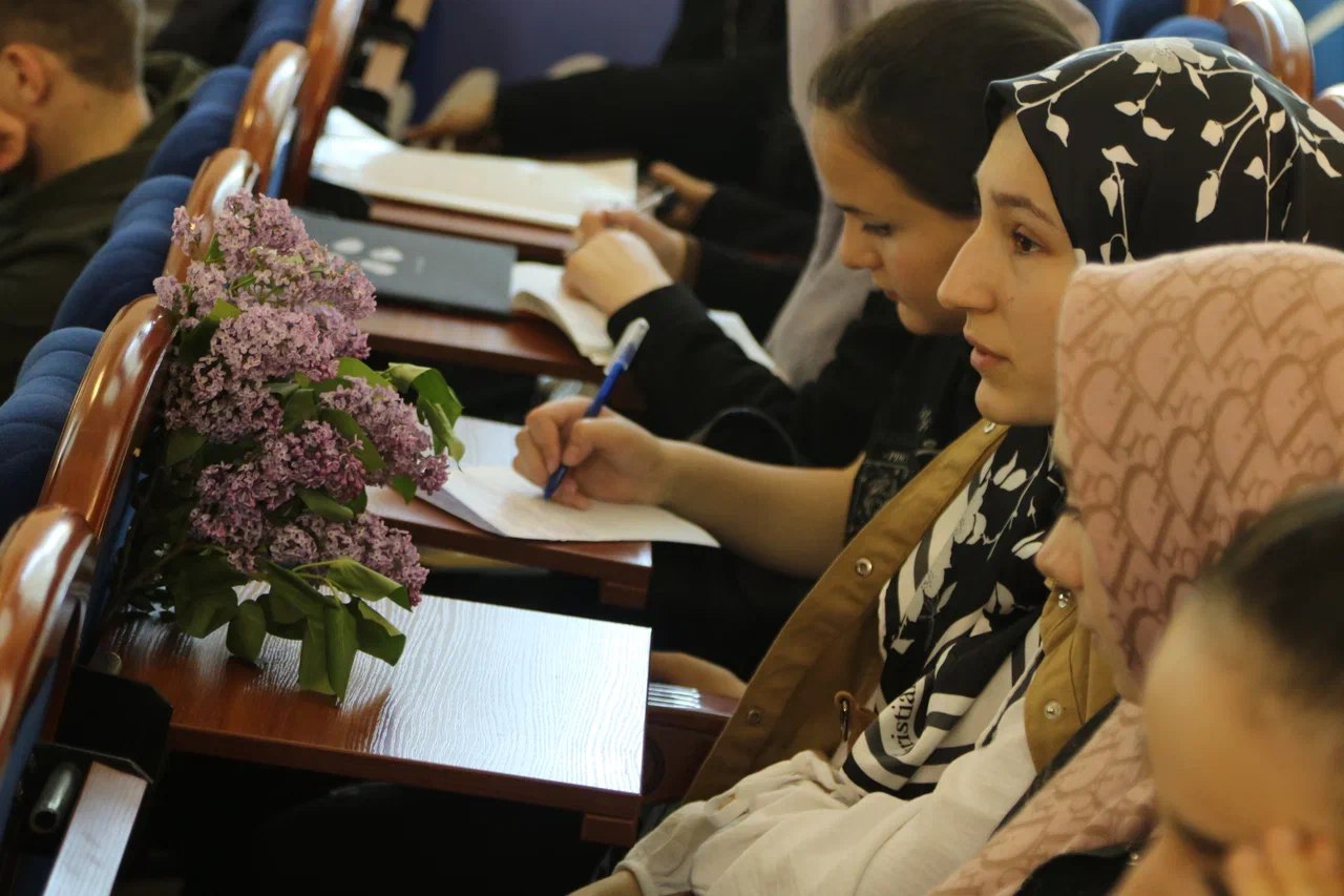 Студенты ДГУ встретились с профессором Шамилем Алиевым